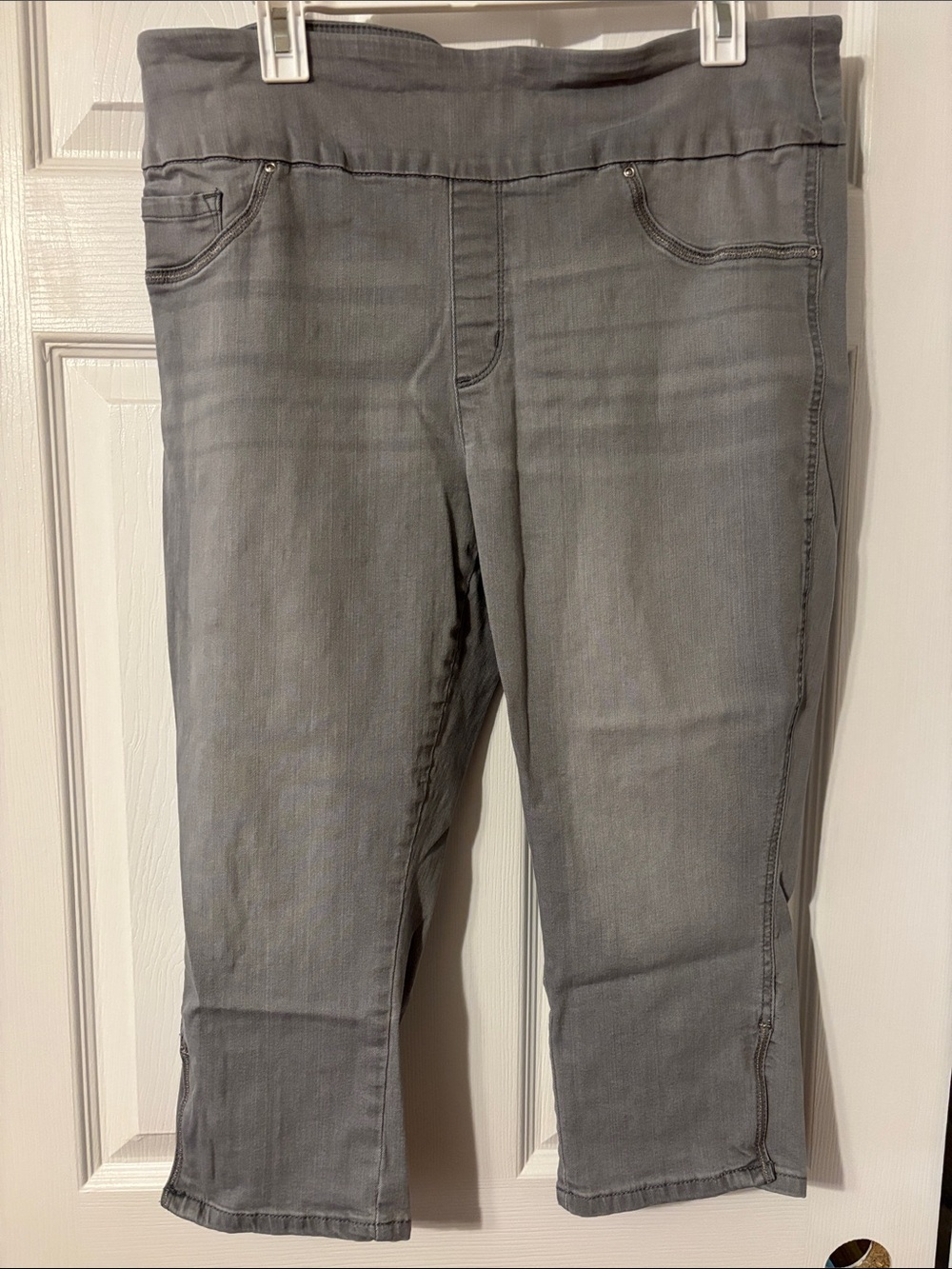 Lee Gray Pull-On Cropped Stretch Jeans